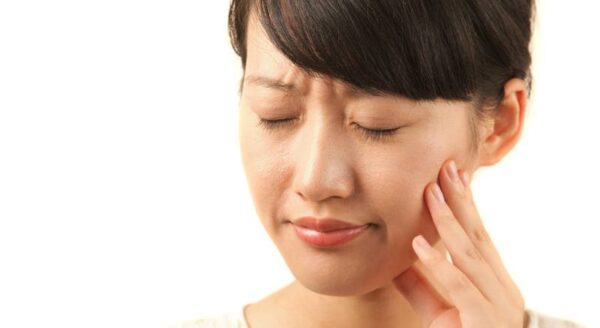 woman-toothache-1-600x328 Pourquoi une dent fait-elle mal ? Les causes les plus fréquentes
